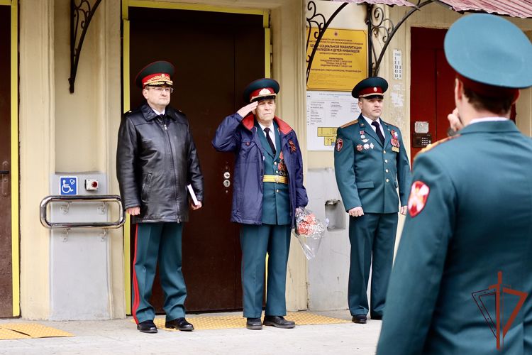 Росгвардейцы провели «Парад у дома ветерана» в Санкт-Петербурге