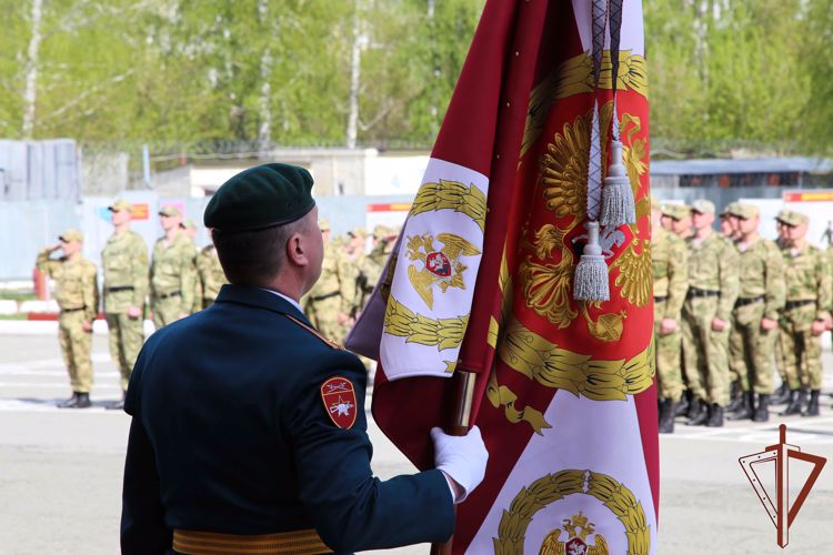 В Челябинске прошла церемония передачи знамени новому командиру отдельного отряда специального назначения «Оберег»
