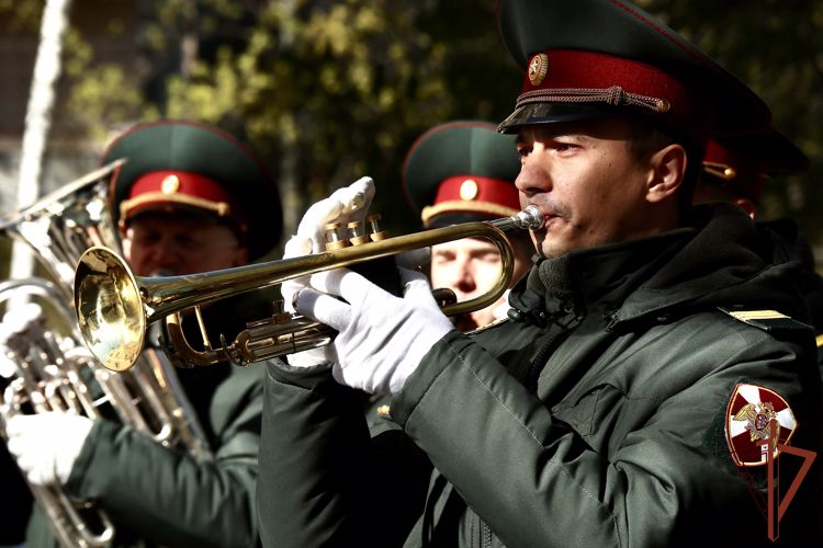 Росгвардейцы провели «Парад у дома ветерана» в Санкт-Петербурге