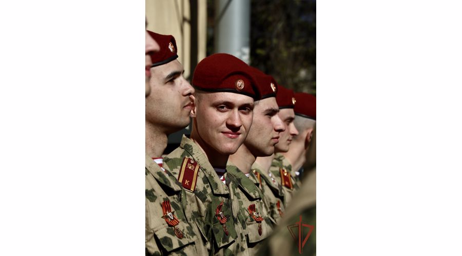 Росгвардейцы провели «Парад у дома ветерана» в Санкт-Петербурге