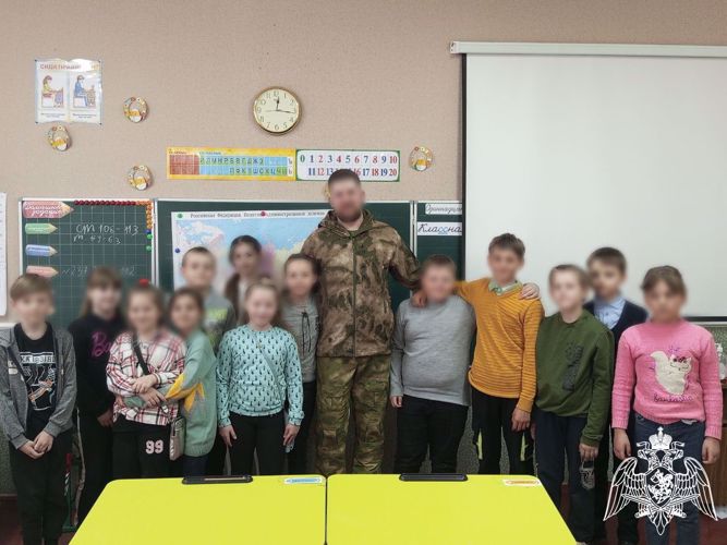 Военнослужащий Росгвардии из Костромы встретился со школьниками Донбасса