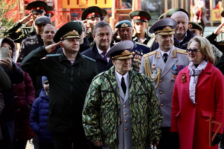 Росгвардейцы провели «Парад у дома ветерана» в Санкт-Петербурге