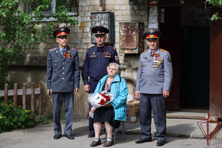 В Казани Росгвардия проводит акцию «Парад у дома ветерана» (видео)