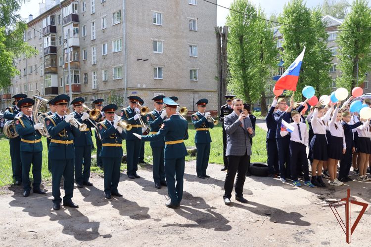 В Казани Росгвардия проводит акцию «Парад у дома ветерана» (видео)