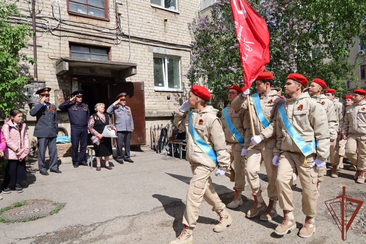 В Казани Росгвардия проводит акцию «Парад у дома ветерана» (видео)