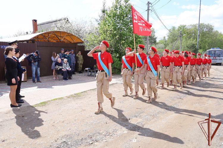 В Казани Росгвардия проводит акцию «Парад у дома ветерана» (видео)