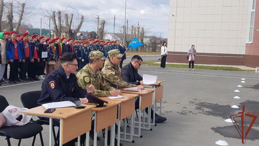  Цикл патриотических встреч росгвардейцев с учащимися школ региона продолжается на Урале