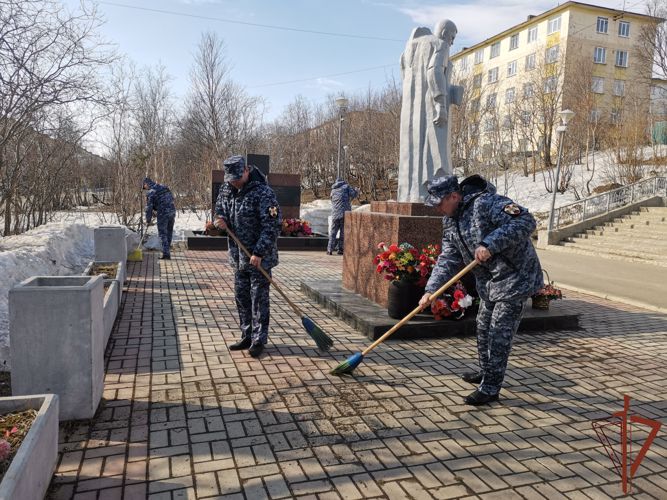 Росгвардейцы привели в порядок воинские мемориалы, посвященные Великой Отечественной войне в Мурманской области
