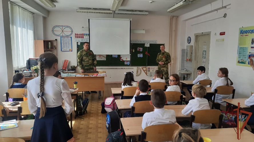  Цикл патриотических встреч росгвардейцев с учащимися школ региона продолжается на Урале