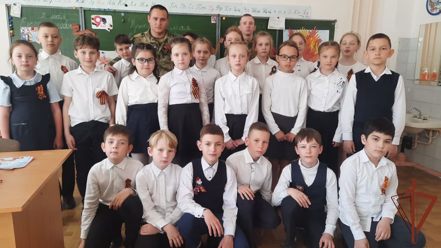  Цикл патриотических встреч росгвардейцев с учащимися школ региона продолжается на Урале