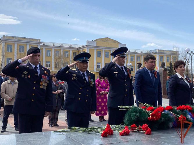 В Сибири росгвардейцы возложили цветы к мемориалам и почтили память погибших героев Великой Отечественной войны в День Победы