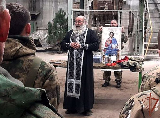 Уникальная хоругвь из Соловецкого монастыря вернулась в главный храм Росгвардии