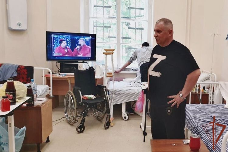 Ветераны ОМОН «Балтика» (на транспорте) Росгвардии навестили в госпитале раненых военнослужащих – участников СВО