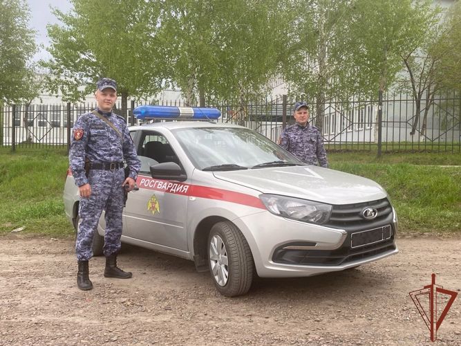 Росгвардейцы оказали доврачебную помощь жительнице Красноярска, страдающей эпилепсией