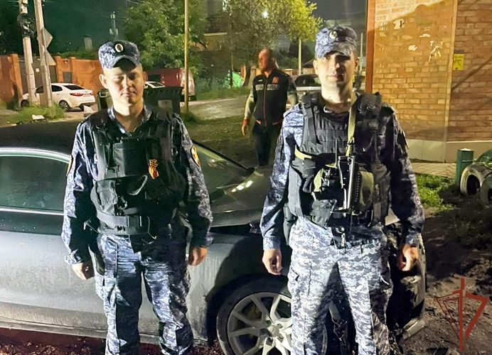 Загоревшийся автомобиль потушили росгвардейцы в Ростове-на-Дону