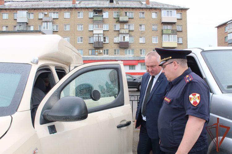 Финансисты Коми передали автомобиль росгвардейцам, участвующим в СВО