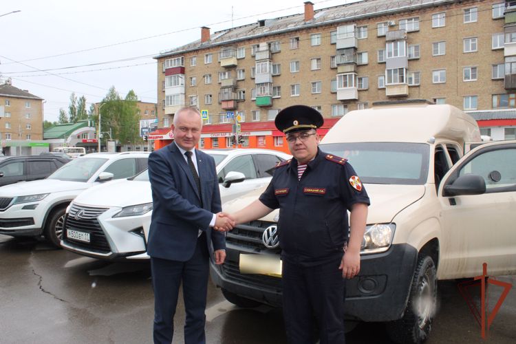 Финансисты Коми передали автомобиль росгвардейцам, участвующим в СВО