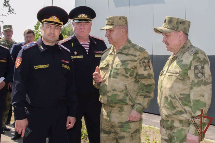 Врид командующего Приволжским округом Росгвардии генерал-лейтенант Сергей Просяник встретился с раисом Татарстана Рустамом Миннихановым