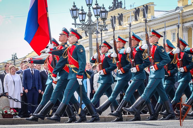 Командующий СЗО Росгвардии возложил цветы к памятнику Петру Первому в день города Санкт-Петербурга
