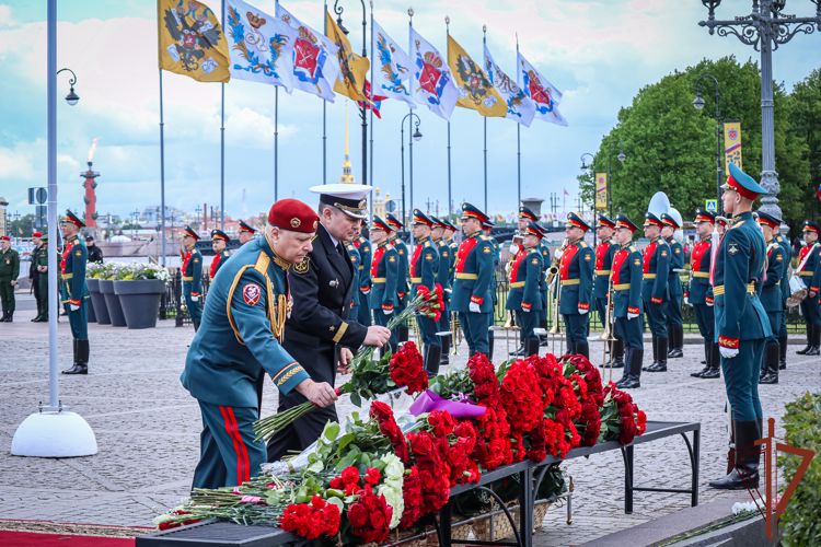 Командующий СЗО Росгвардии возложил цветы к памятнику Петру Первому в день города Санкт-Петербурга
