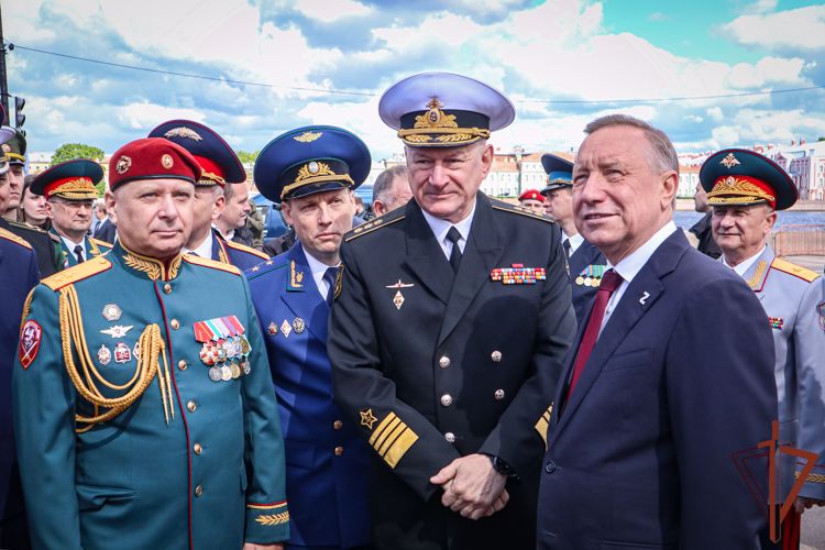 Командующий СЗО Росгвардии возложил цветы к памятнику Петру Первому в день города Санкт-Петербурга