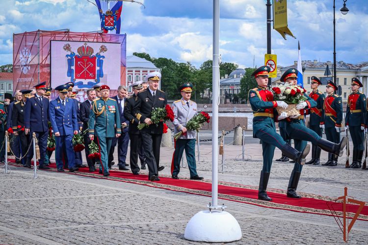 Командующий СЗО Росгвардии возложил цветы к памятнику Петру Первому в день города Санкт-Петербурга