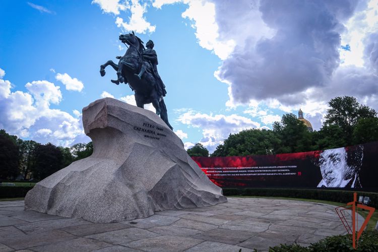 Командующий СЗО Росгвардии возложил цветы к памятнику Петру Первому в день города Санкт-Петербурга
