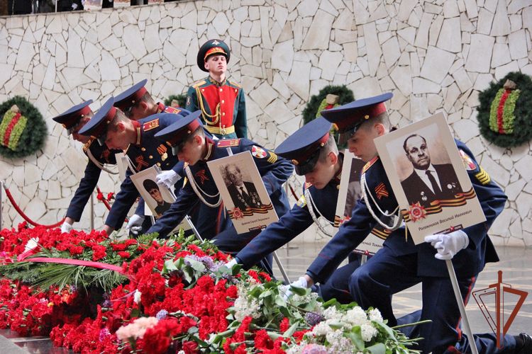 При участии Росгвардии в Волгограде состоялось патриотическое мероприятие для участников Всероссийского кадетского сбора «Наследники Победы»