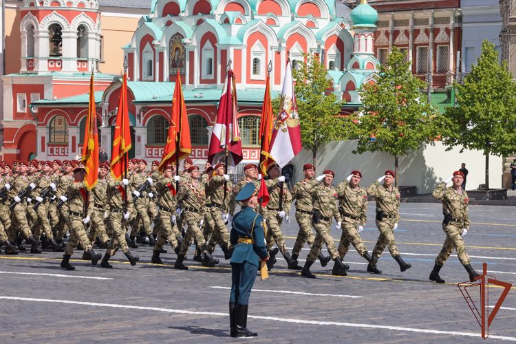 Военнослужащие Росгвардии приняли участие в параде на Красной площади (видео)