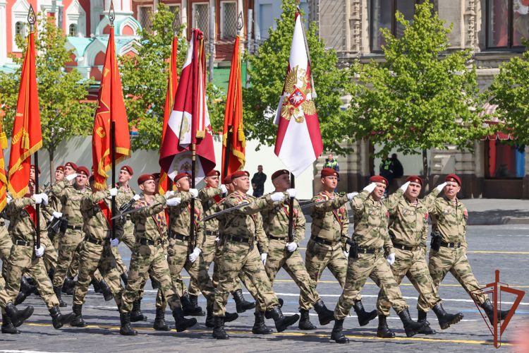 Военнослужащие Росгвардии приняли участие в параде на Красной площади (видео)
