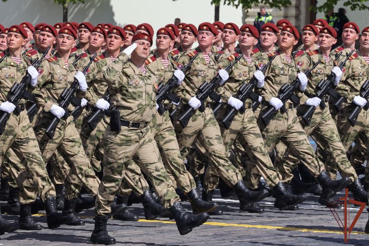 Военнослужащие Росгвардии приняли участие в параде на Красной площади (видео)