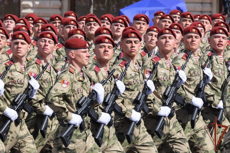 Военнослужащие Росгвардии приняли участие в параде на Красной площади (видео)