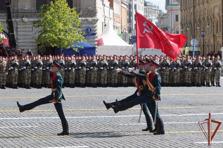 Военнослужащие Росгвардии приняли участие в параде на Красной площади (видео)