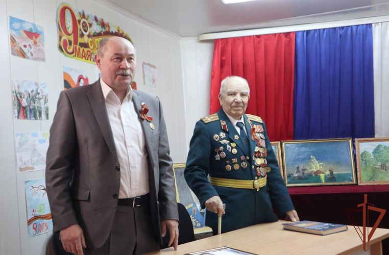 Выставка творческих работ ветерана ВОВ открыта в тюменском кинологическом центре Уральского округа Росгвардии (видео)