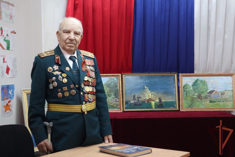 Выставка творческих работ ветерана ВОВ открыта в тюменском кинологическом центре Уральского округа Росгвардии (видео)