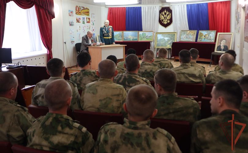 Выставка творческих работ ветерана ВОВ открыта в тюменском кинологическом центре Уральского округа Росгвардии (видео)