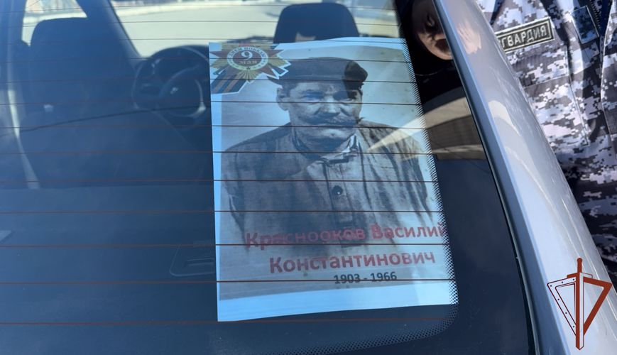 Патриотическую акцию «Бессмертный автополк» поддержали росгвардейцы из Мурманской области (видео)