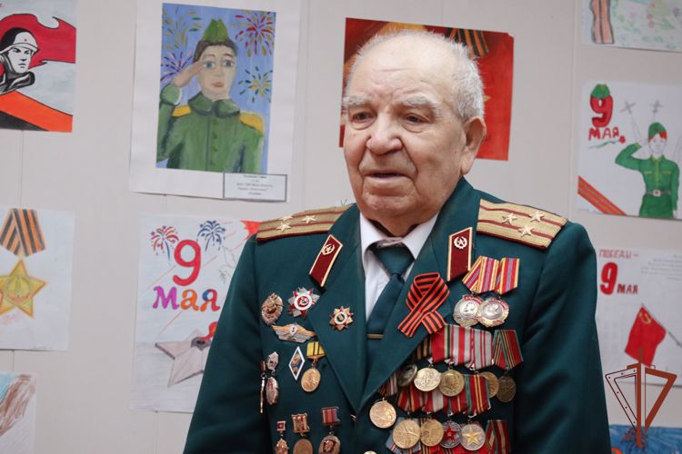 Выставка творческих работ ветерана ВОВ открыта в тюменском кинологическом центре Уральского округа Росгвардии (видео)