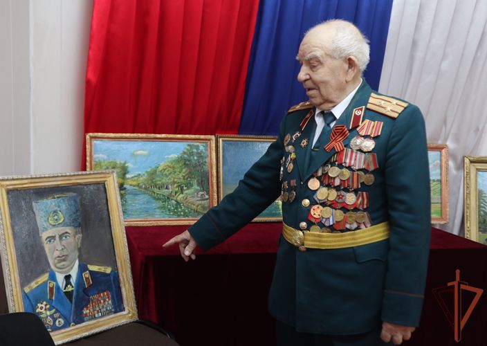 Выставка творческих работ ветерана ВОВ открыта в тюменском кинологическом центре Уральского округа Росгвардии (видео)
