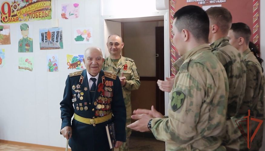 Выставка творческих работ ветерана ВОВ открыта в тюменском кинологическом центре Уральского округа Росгвардии (видео)