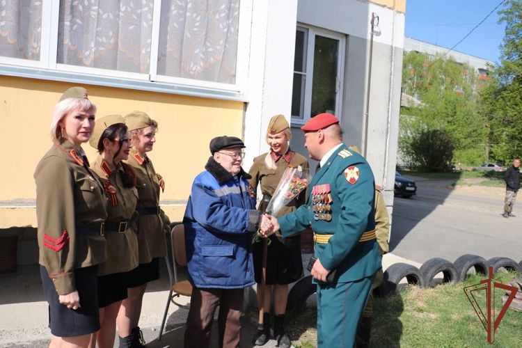 Патриотическую акцию «Парад у дома ветерана» поддерживают росгвардейцы на Урале