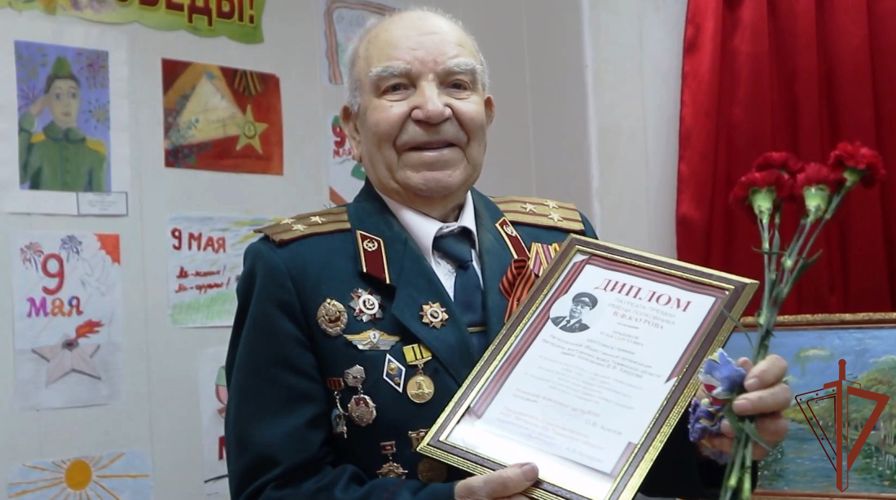 Выставка творческих работ ветерана ВОВ открыта в тюменском кинологическом центре Уральского округа Росгвардии (видео)