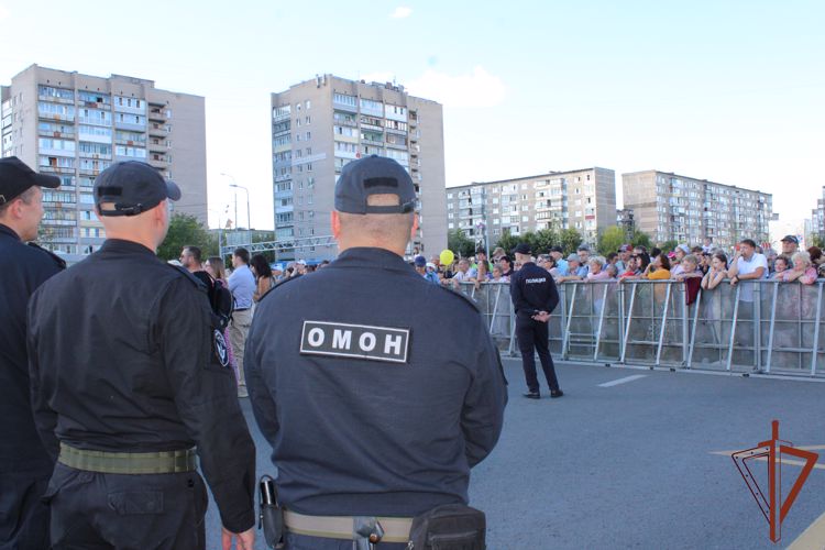 Росгвардейцы обеспечили безопасность праздничных мероприятий в Череповце