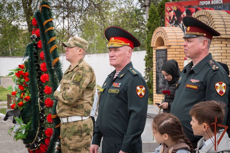 Командующий Северо-Кавказским округом Росгвардии открыл памятник погибшим военнослужащим ведомства