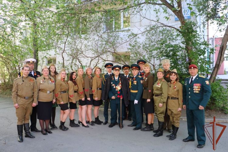 Патриотическую акцию «Парад у дома ветерана» поддерживают росгвардейцы на Урале