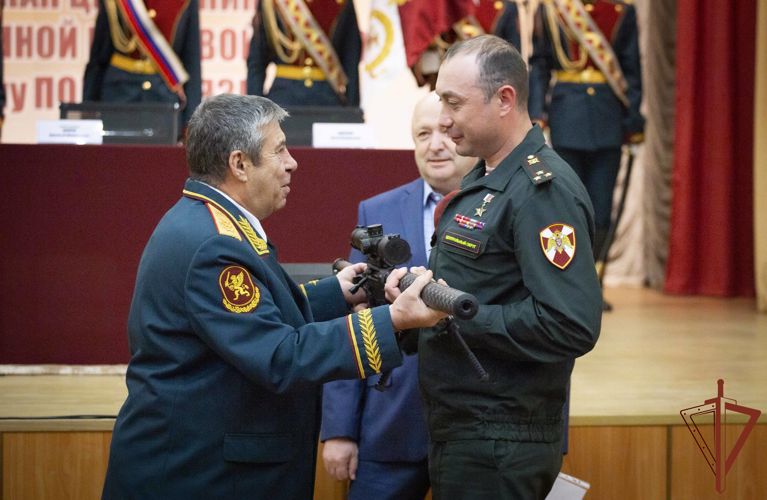 Командующий Центральным округом Росгвардии поздравил полк связи с 25-летием со дня образования