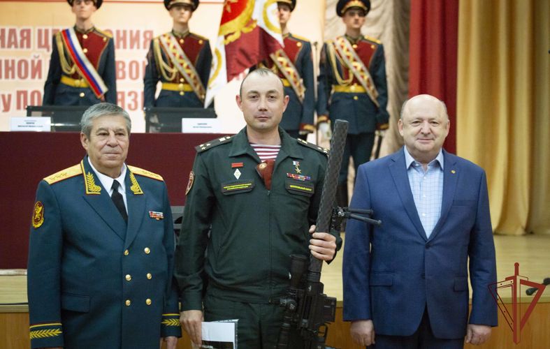 Командующий Центральным округом Росгвардии поздравил полк связи с 25-летием со дня образования