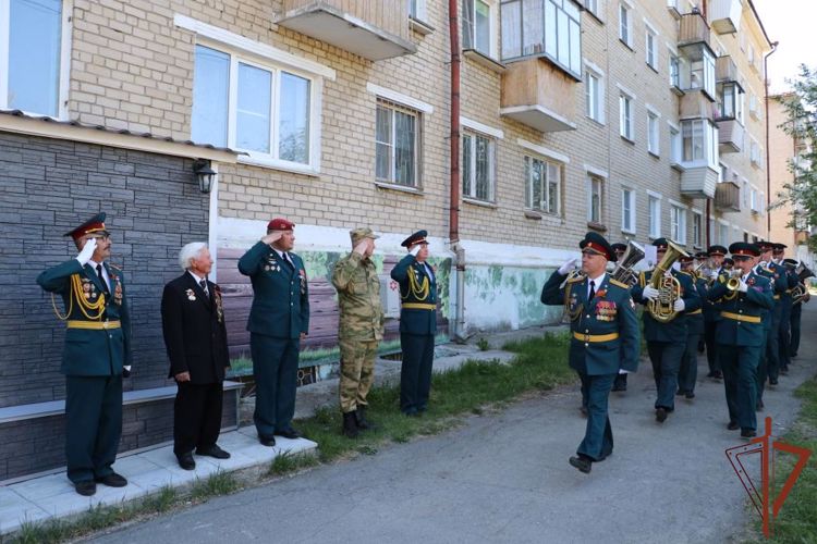 Патриотическую акцию «Парад у дома ветерана» поддерживают росгвардейцы на Урале