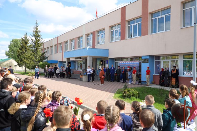 Погибшему в ходе СВО офицеру свердловского ОМОН Росгвардии открыли мемориальную доску в Рязанской области