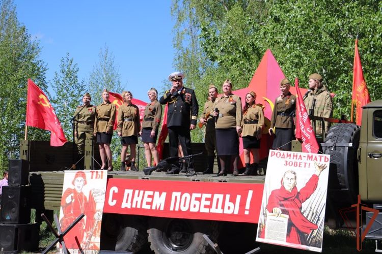 Патриотическую акцию «Парад у дома ветерана» поддерживают росгвардейцы на Урале